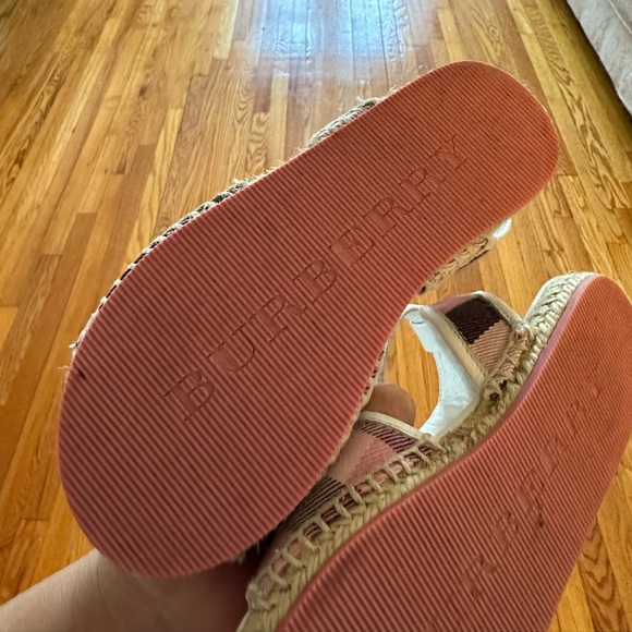 Beautiful pink/what Burberry espadrille little girls sandals😍 - Picture 5 of 6